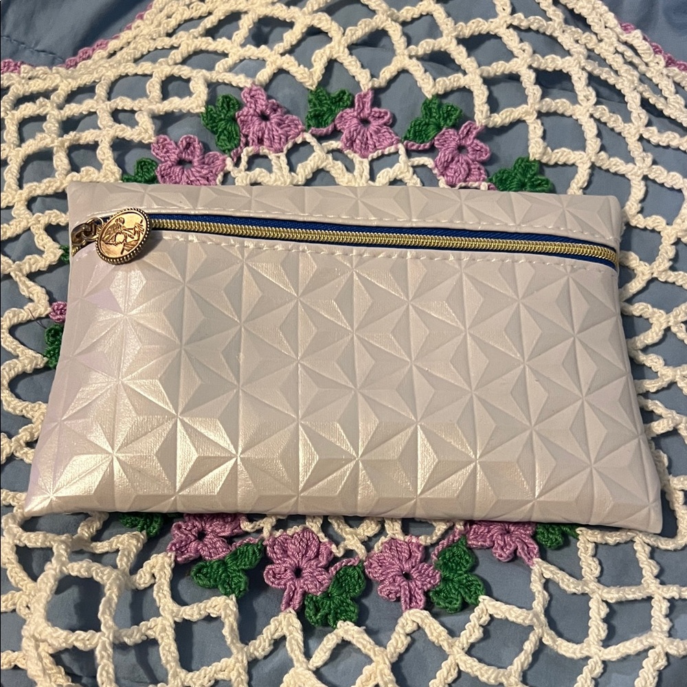 Chic Ipsy Geometric White Pearlescent Cosmetic Bag